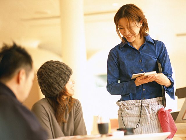 覆面調査の接客をしている店員