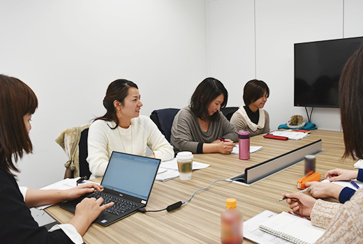当社で会議室で在宅ワーク研修中の風景